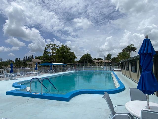 338 Pine Ridge Circle B-2, Greenacres, FL 33463