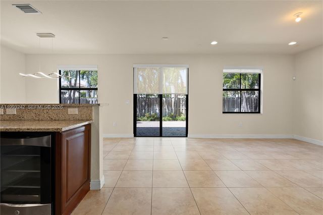 10021 NW 87th Ter, Doral, FL 33178