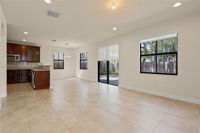 10021 NW 87th Ter, Doral, FL 33178