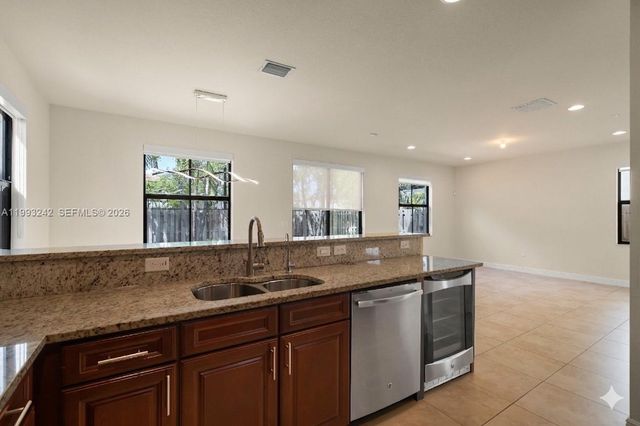 10021 NW 87th Ter, Doral, FL 33178