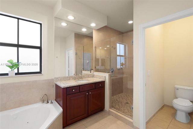 10021 NW 87th Ter, Doral, FL 33178