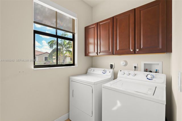 10021 NW 87th Ter, Doral, FL 33178