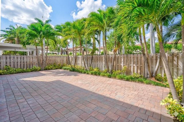 10021 NW 87th Ter, Doral, FL 33178