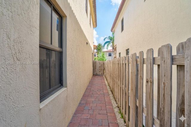 10021 NW 87th Ter, Doral, FL 33178