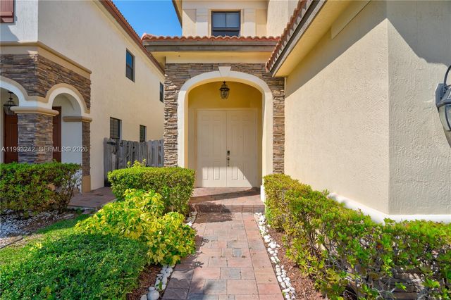 10021 NW 87th Ter, Doral, FL 33178