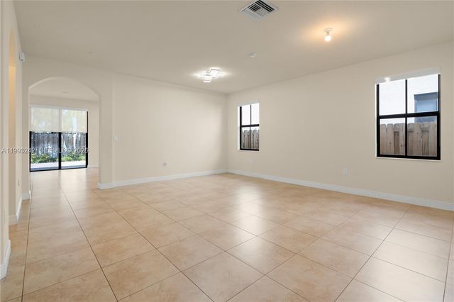 10021 NW 87th Ter, Doral, FL 33178