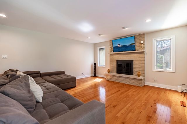 9832 Twin Creek Boulevard, Munster, IN 46321