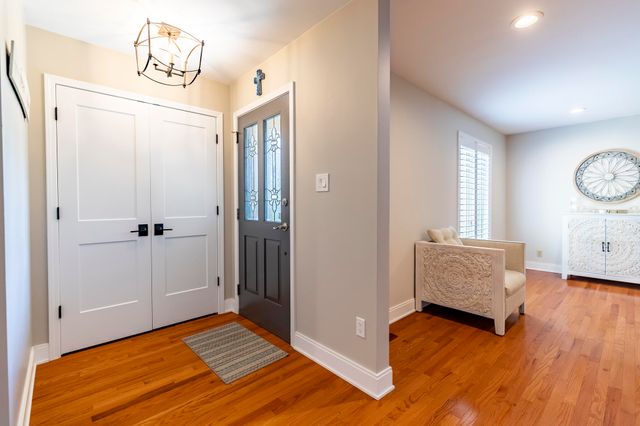 9832 Twin Creek Boulevard, Munster, IN 46321