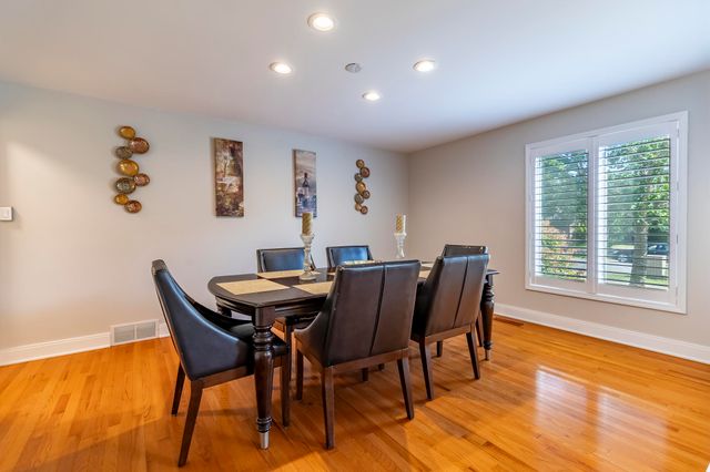 9832 Twin Creek Boulevard, Munster, IN 46321