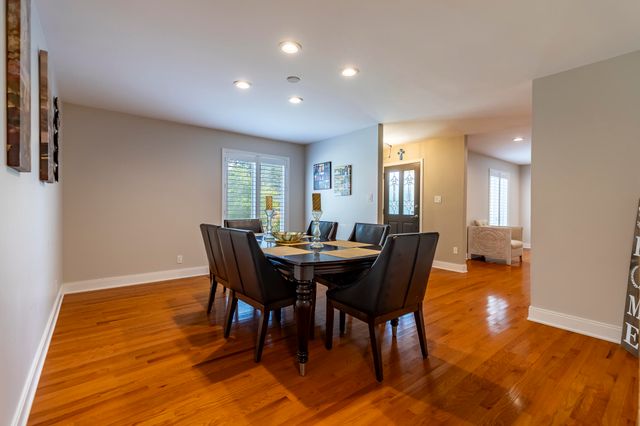 9832 Twin Creek Boulevard, Munster, IN 46321