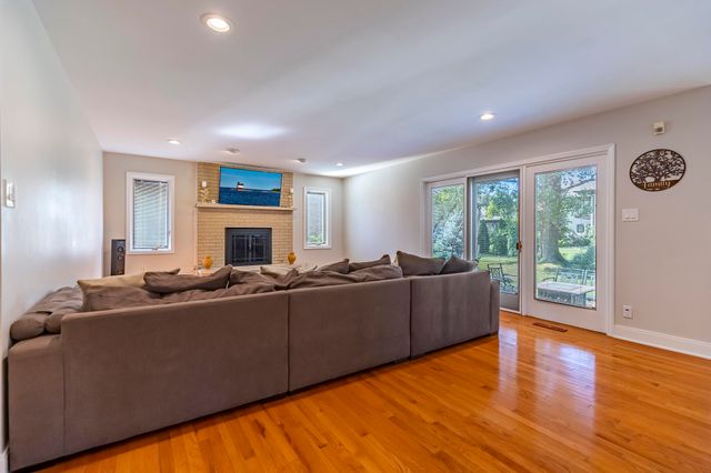 9832 Twin Creek Boulevard, Munster, IN 46321