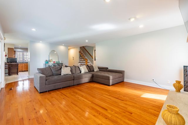 9832 Twin Creek Boulevard, Munster, IN 46321