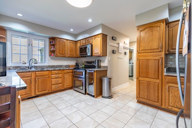 9832 Twin Creek Boulevard, Munster, IN 46321