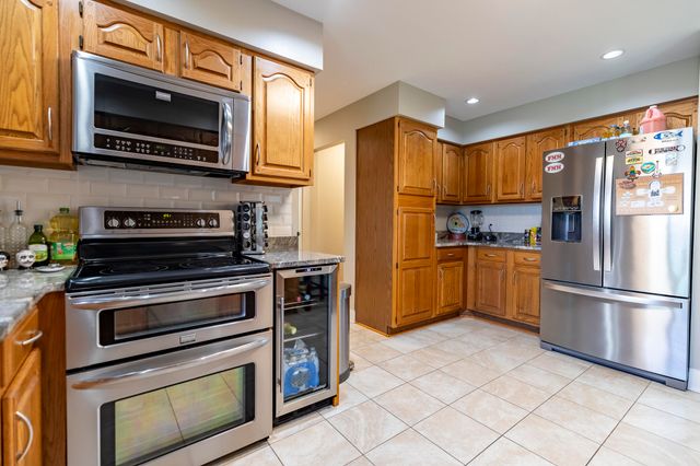 9832 Twin Creek Boulevard, Munster, IN 46321