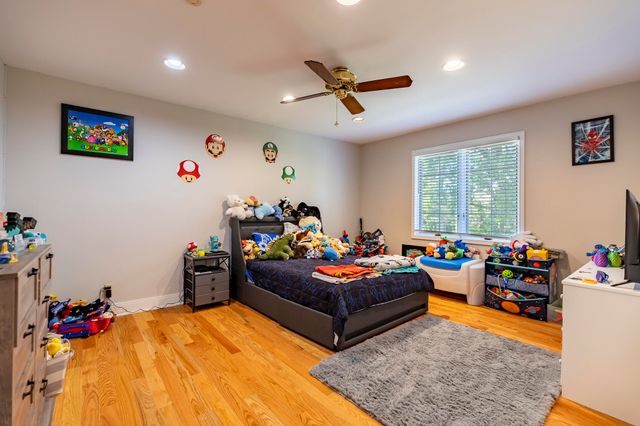 9832 Twin Creek Boulevard, Munster, IN 46321