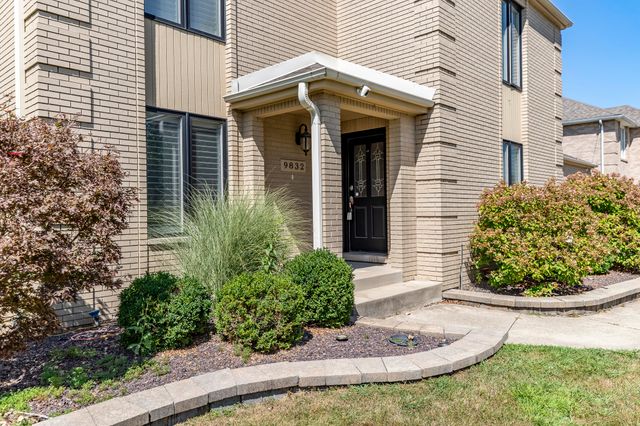 9832 Twin Creek Boulevard, Munster, IN 46321