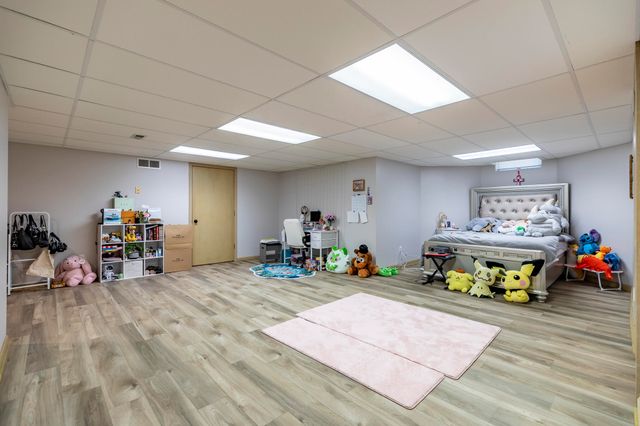 9832 Twin Creek Boulevard, Munster, IN 46321