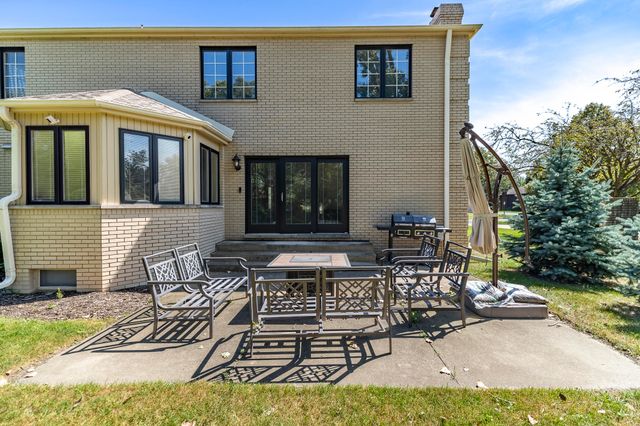 9832 Twin Creek Boulevard, Munster, IN 46321