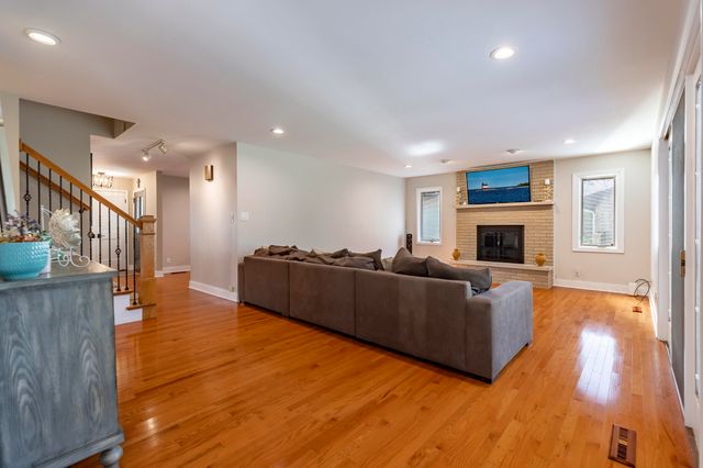 9832 Twin Creek Boulevard, Munster, IN 46321