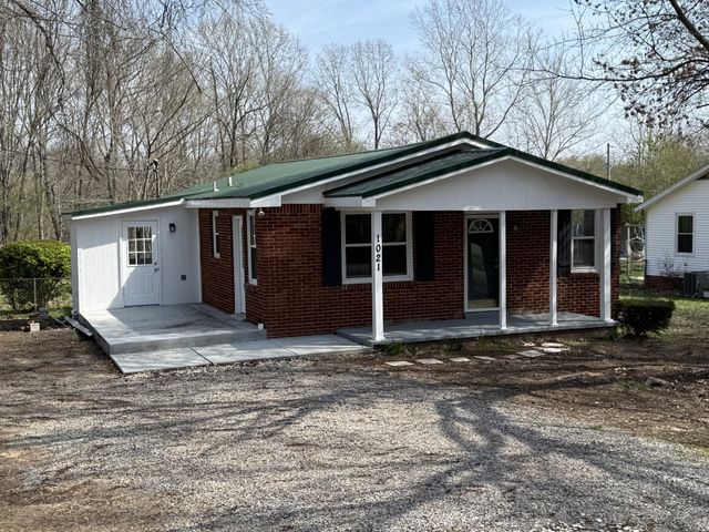 1021 Preston Dr, Burns, TN 37029