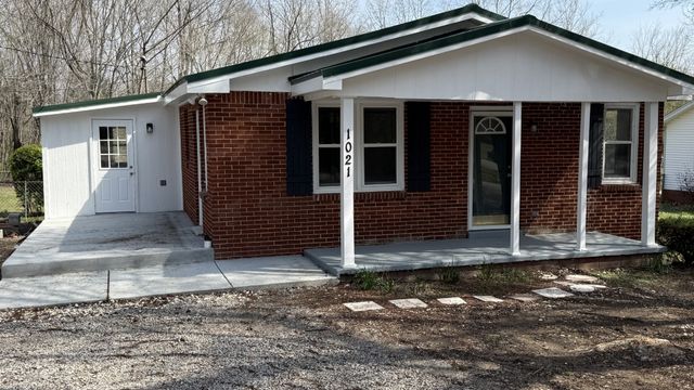 1021 Preston Dr, Burns, TN 37029