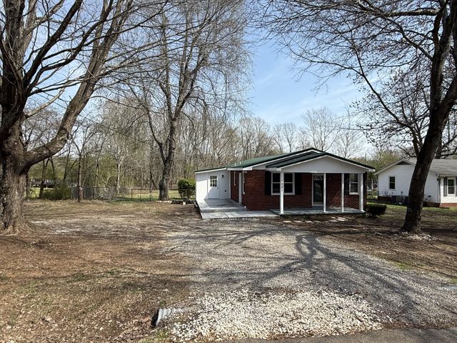 1021 Preston Dr, Burns, TN 37029