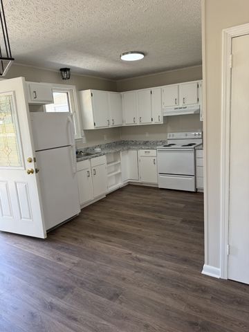 1021 Preston Dr, Burns, TN 37029