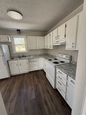 1021 Preston Dr, Burns, TN 37029