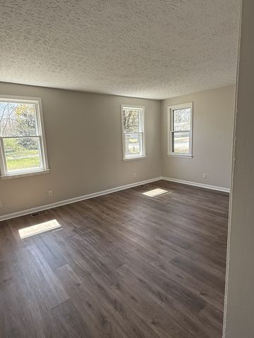 1021 Preston Dr, Burns, TN 37029