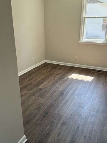 1021 Preston Dr, Burns, TN 37029