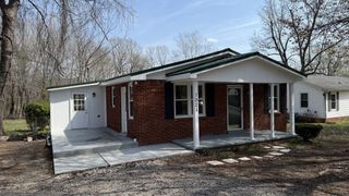 1021 Preston Dr, Burns, TN 37029