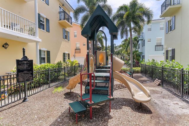 1035 W Heritage Club Circle, Delray Beach, FL 33483