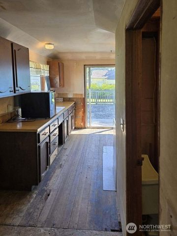17417 Spruce Way, Lynnwood, WA 98037