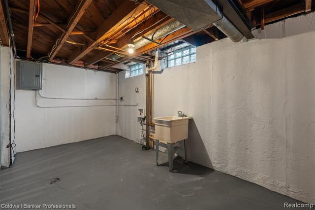 27734 Maplewood Street, Garden City, MI 48135