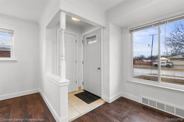 27734 Maplewood Street, Garden City, MI 48135