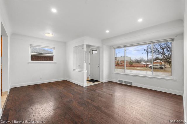 27734 Maplewood Street, Garden City, MI 48135