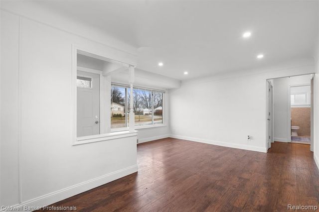 27734 Maplewood Street, Garden City, MI 48135