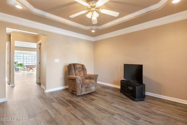 8448 Aspen Glen Way, Louisville, KY 40228