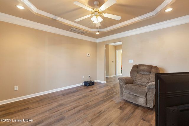 8448 Aspen Glen Way, Louisville, KY 40228