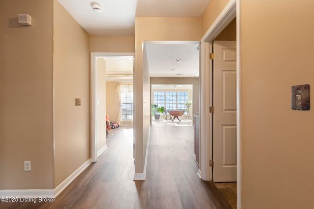 8448 Aspen Glen Way, Louisville, KY 40228