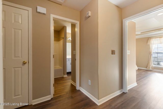 8448 Aspen Glen Way, Louisville, KY 40228