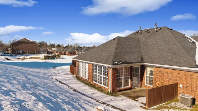 8448 Aspen Glen Way, Louisville, KY 40228