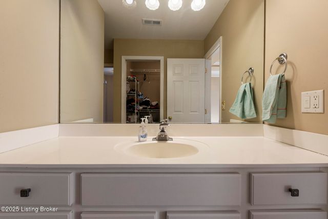 8448 Aspen Glen Way, Louisville, KY 40228