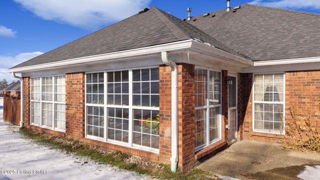 8448 Aspen Glen Way, Louisville, KY 40228