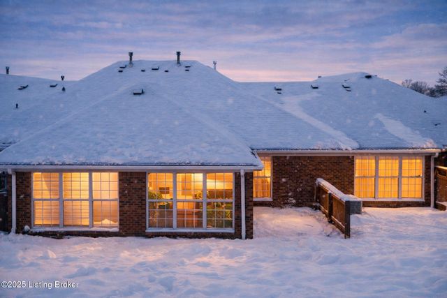 8448 Aspen Glen Way, Louisville, KY 40228