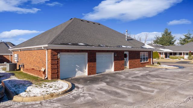 8448 Aspen Glen Way, Louisville, KY 40228