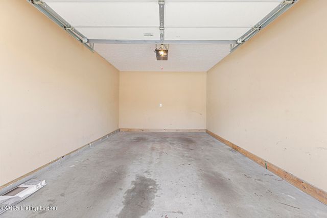 8448 Aspen Glen Way, Louisville, KY 40228