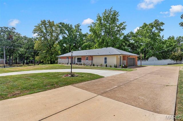 2 Dorclin Lane, St Louis, MO 63128