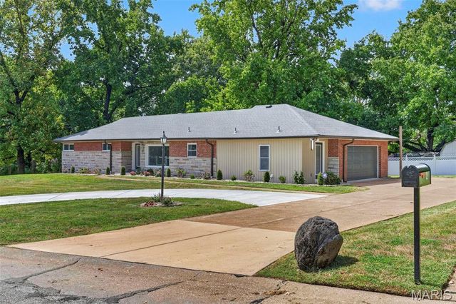 2 Dorclin Lane, St Louis, MO 63128