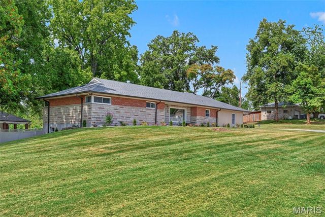 2 Dorclin Lane, St Louis, MO 63128